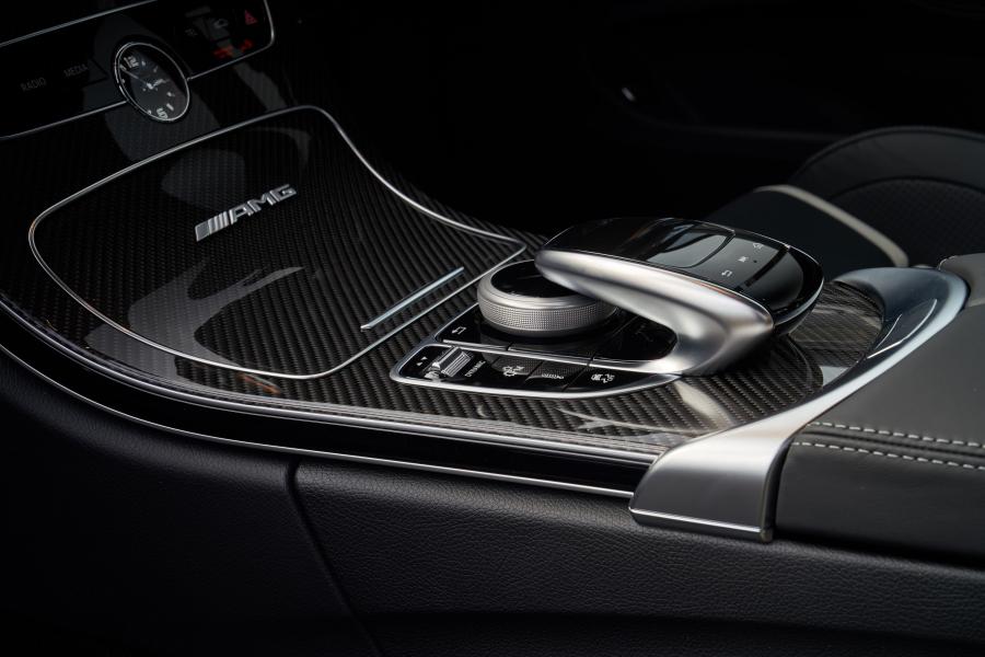 Детали интерьера Mercedes-AMG C63 S Coupe (C205) 2018 года  (UK) (фото 25 из 40)